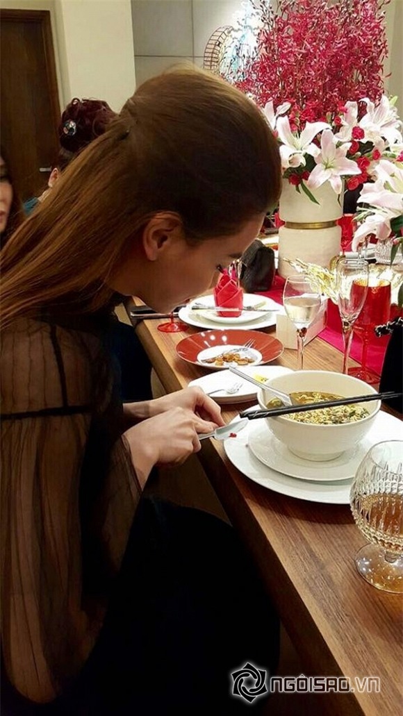Thích thú với hình ảnh 'cặm cụi' ăn mì tôm của Hồ Ngọc Hà 13