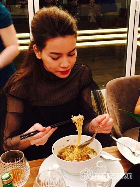 Thích thú với hình ảnh 'cặm cụi' ăn mì tôm của Hồ Ngọc Hà 2