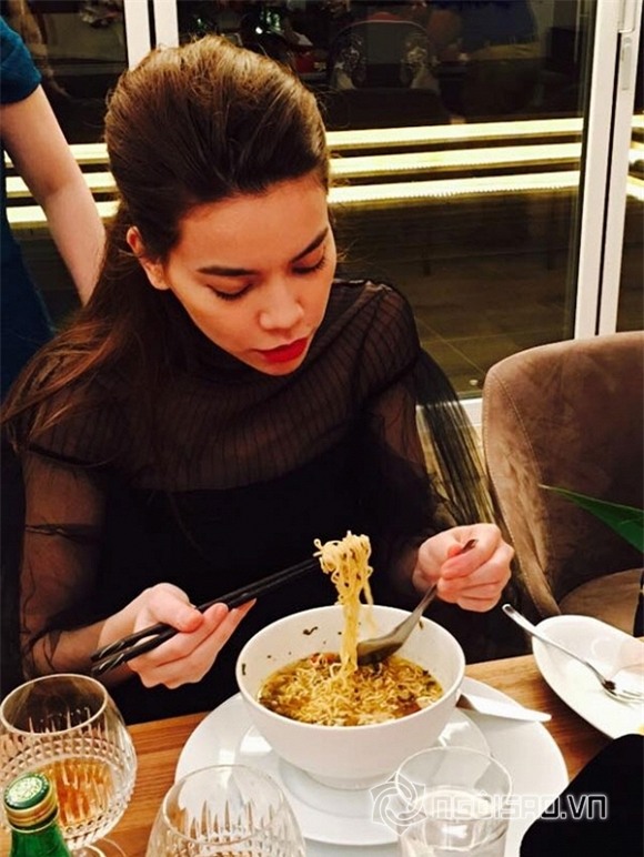 Thích thú với hình ảnh 'cặm cụi' ăn mì tôm của Hồ Ngọc Hà 4