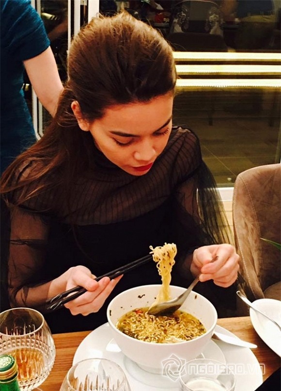 Thích thú với hình ảnh 'cặm cụi' ăn mì tôm của Hồ Ngọc Hà 6