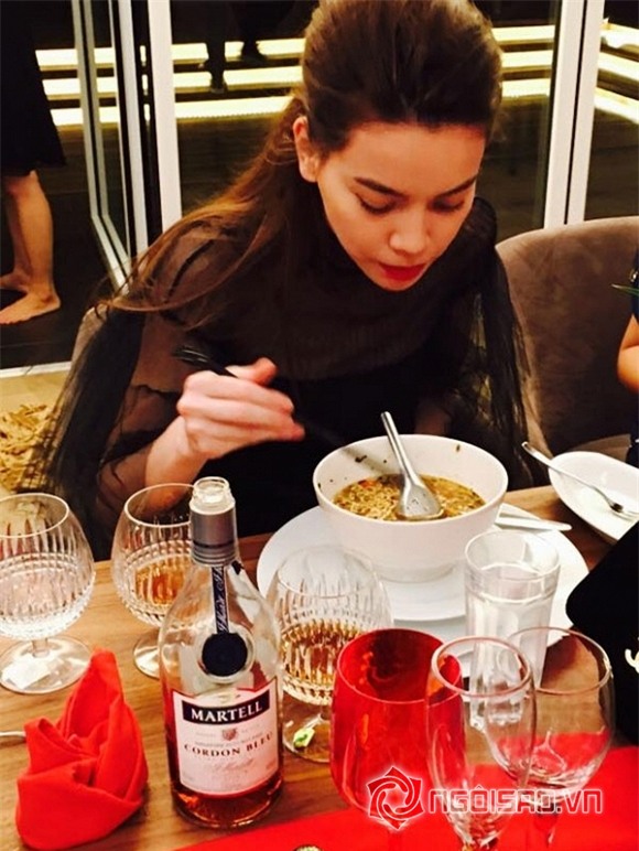 Thích thú với hình ảnh 'cặm cụi' ăn mì tôm của Hồ Ngọc Hà 9