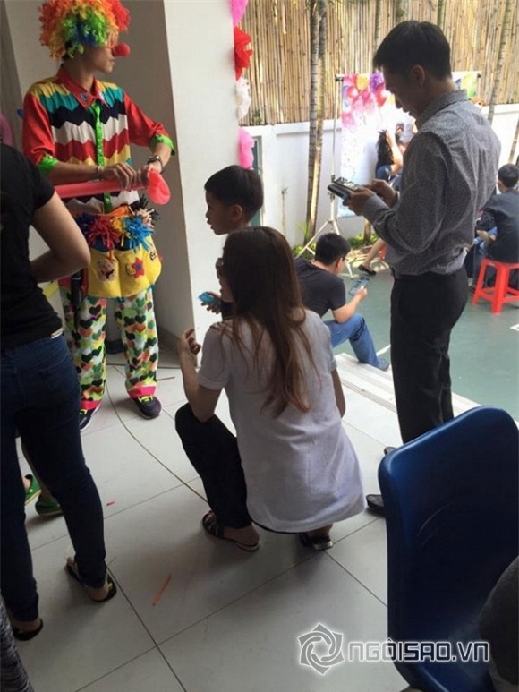 Thích thú với hình ảnh 'cặm cụi' ăn mì tôm của Hồ Ngọc Hà 12