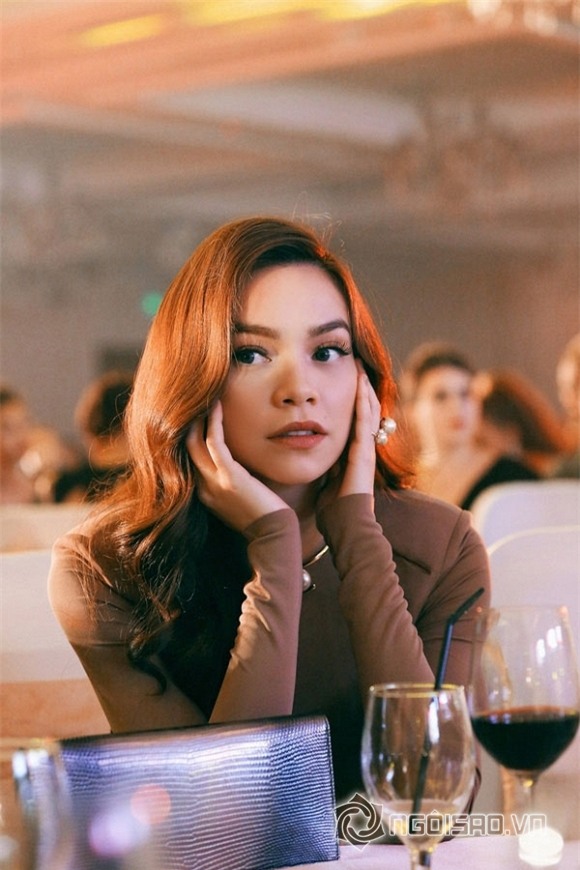 Thích thú với hình ảnh 'cặm cụi' ăn mì tôm của Hồ Ngọc Hà 5