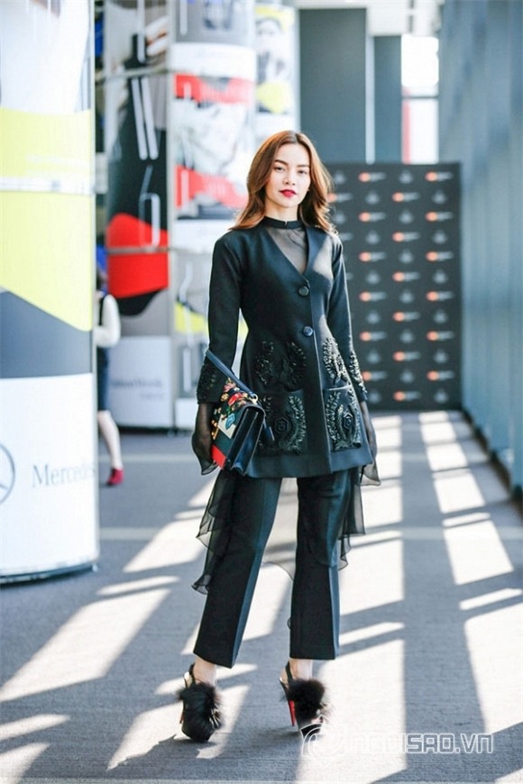 Thích thú với hình ảnh 'cặm cụi' ăn mì tôm của Hồ Ngọc Hà 3