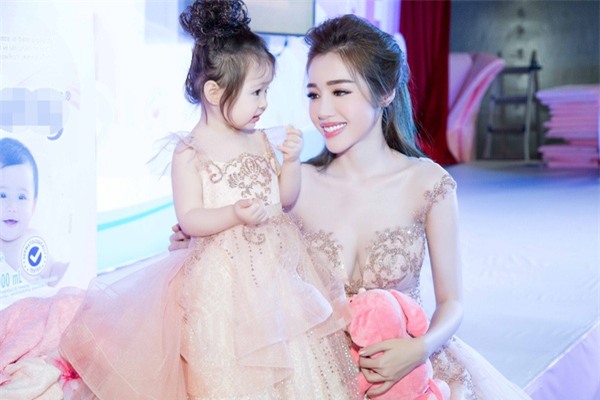 Bé Mộc Trà diện đầm đôi, tận tình chăm sóc mẹ Elly Trần tại sự kiện - Ảnh 1.