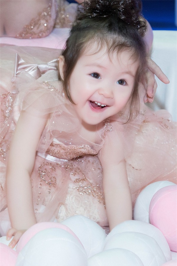 Bé Mộc Trà diện đầm đôi, tận tình chăm sóc mẹ Elly Trần tại sự kiện - Ảnh 10.