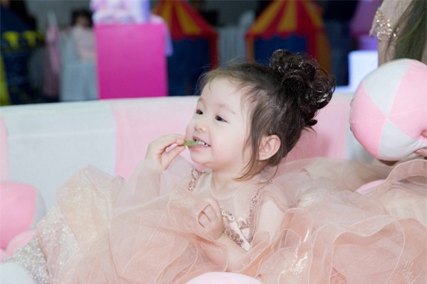 Bé Mộc Trà diện đầm đôi, tận tình chăm sóc mẹ Elly Trần tại sự kiện - Ảnh 12.