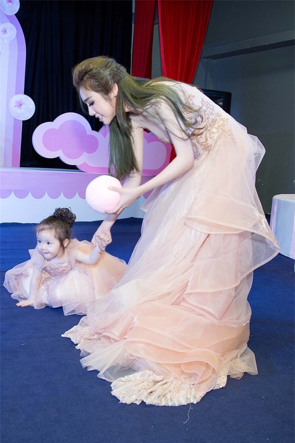 Bé Mộc Trà diện đầm đôi, tận tình chăm sóc mẹ Elly Trần tại sự kiện - Ảnh 13.
