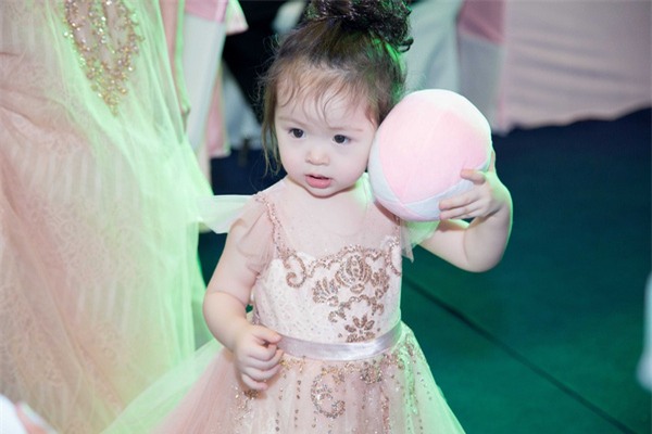 Bé Mộc Trà diện đầm đôi, tận tình chăm sóc mẹ Elly Trần tại sự kiện - Ảnh 15.