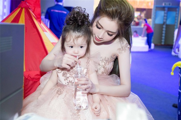 Bé Mộc Trà diện đầm đôi, tận tình chăm sóc mẹ Elly Trần tại sự kiện - Ảnh 2.