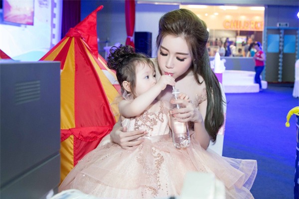 Bé Mộc Trà diện đầm đôi, tận tình chăm sóc mẹ Elly Trần tại sự kiện - Ảnh 3.