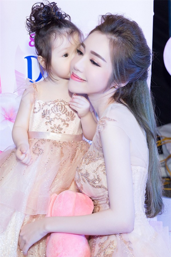 Bé Mộc Trà diện đầm đôi, tận tình chăm sóc mẹ Elly Trần tại sự kiện - Ảnh 5.