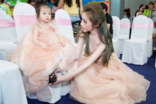 Bé Mộc Trà diện đầm đôi, tận tình chăm sóc mẹ Elly Trần tại sự kiện - Ảnh 6.
