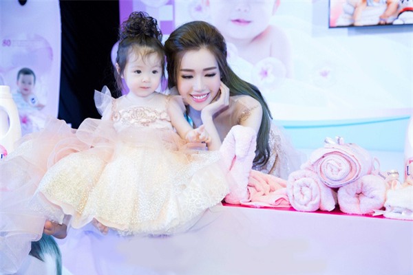 Bé Mộc Trà diện đầm đôi, tận tình chăm sóc mẹ Elly Trần tại sự kiện - Ảnh 8.