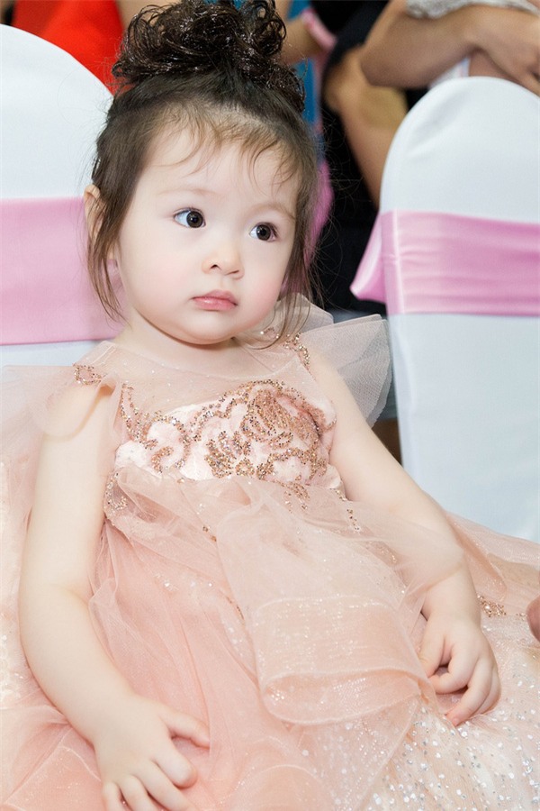 Bé Mộc Trà diện đầm đôi, tận tình chăm sóc mẹ Elly Trần tại sự kiện - Ảnh 9.