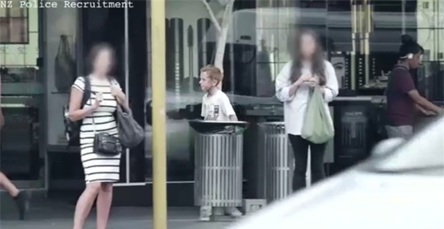 Chiến dịch này cho thấy phản ứng khác nhau của người dân trước hình ảnh 1 cậu bé vô gia cư bới thức ăn từ thùng rác.