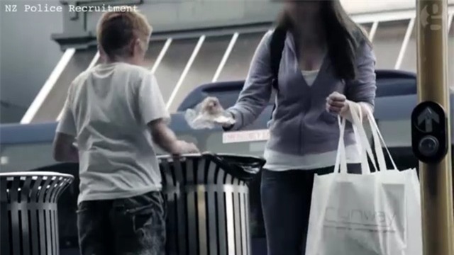 Không những bỏ mặc, có người còn vứt rác trước mặt cậu bé.