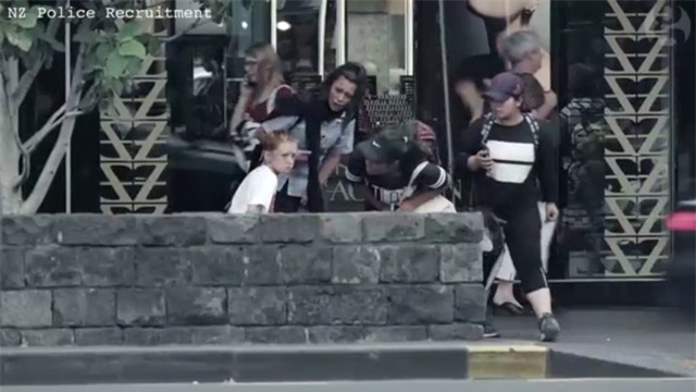 Sự quan tâm, hỏi han của 1 số ít người dân nơi đây.