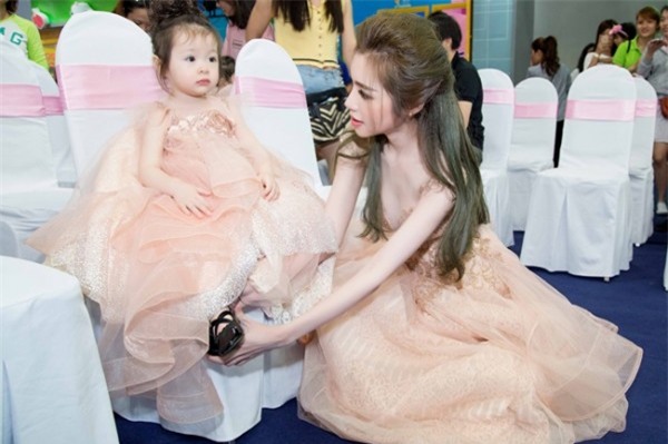 elly-tran-cung-con-gai-cadie-dien-do-doi-xinh-nhu-cong-chua-blogtamsuvn013