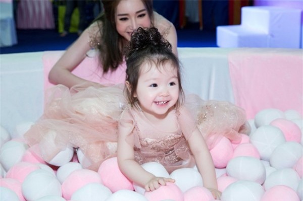 elly-tran-cung-con-gai-cadie-dien-do-doi-xinh-nhu-cong-chua-blogtamsuvn08