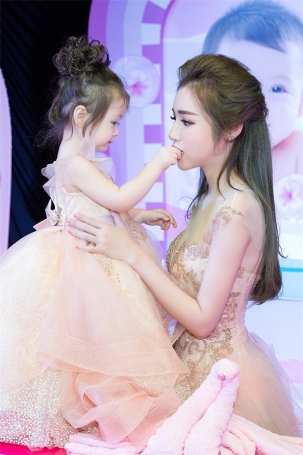 elly-tran-cung-con-gai-cadie-dien-do-doi-xinh-nhu-cong-chua-blogtamsuvn05
