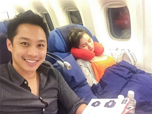 John Từ hớn hở tự sướng trên máy bay, trong khi bà xã Trúc Diễm đang ngủ kế bên.