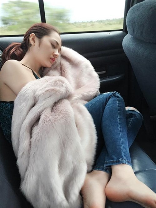 Khoảnh khắc tranh thủ chợp mắt của Bảo Anh trên xe ô tô khiến nhiều người hâm mộ xót xa.
