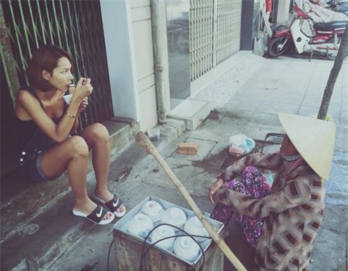 Chân dài Minh Triệu thoải mái đi dép lê, ngồi ăn tàu hũ ngon lành ở vỉa hè mà không biết mình đang bị chụp lén.