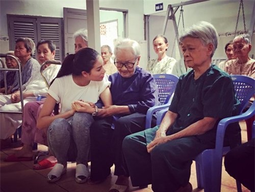  Phạm Hương ngồi xổm trò chuyện với các cụ già trong một chuyến từ thiện. Dù với góc chụp khá kén dáng, song gương mặt của Tân Hoa hậu Hoàn vũ Việt Nam vẫn toát lên vẻ xinh đẹp, rạng rỡ. 
