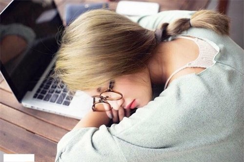 Emmy Nguyễn - hot girl nổi tiếng với biệt danh Tây Thi ngủ gật từng gây bão cộng đồng mạng khi bức ảnh chụp lén cô đang ngủ bên chiếc laptop được tung lên internet.