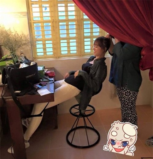 Hari won rạng rỡ khi được một người chị thân thiết làm tóc. Dáng ngồi khó đỡ của bạn gái Trấn Thành được fan nhận xét là rất dễ thương.