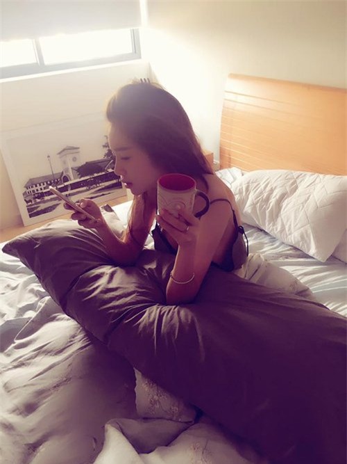 Elly Trần bị chụp lén khi vừa thức giấc. Dù ở tình trạng đầu xù tóc rối song gương mặt của bà mẹ hai con vẫn rất xinh tươi.