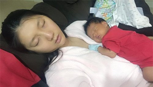 Cựu mẫu Ngọc Quyên tranh thủ chợp mắt khi con trai đã say giấc. Vẻ hạnh phúc và bình yên hiện rõ trên gương mặt người đẹp.