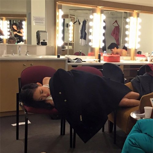 Dù bị ốm và phải nằm trên ghế, song nhan sắc của Tóc Tiên vẫn khiến người đối diện phải ngẩn ngơ.