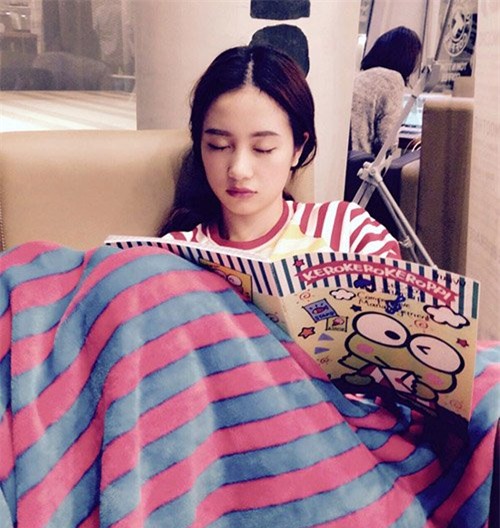  Hot girl Jun Vũ (Vũ Phương Anh) ngủ quên ở một quán cà phê vì mải mê học hành. 