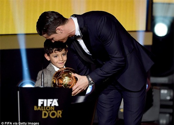 Ronaldo muốn con trai Cristiano Jr cũng trở thành siêu sao bóng đá - Ảnh 1.