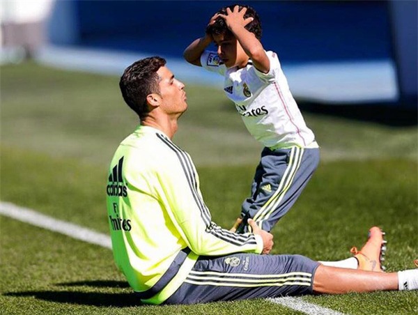 Ronaldo muốn con trai Cristiano Jr cũng trở thành siêu sao bóng đá - Ảnh 2.