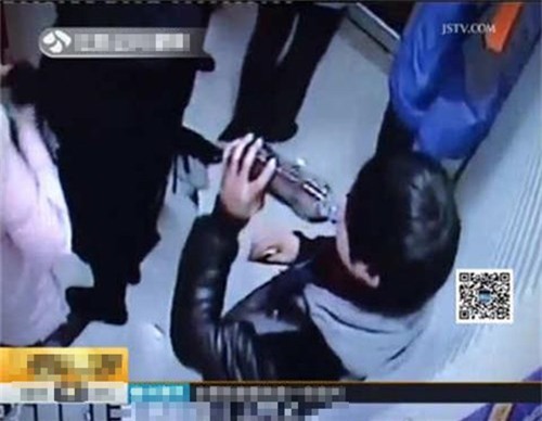 Rút tiền không được, ‘mời’ máy ATM nước ngọt - ảnh 1