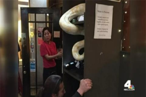 Khach tha tran khong lo vao nha hang vi bi chat chem