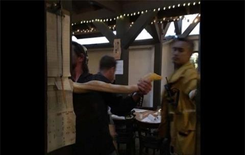 Khach tha tran khong lo vao nha hang vi bi chat chem