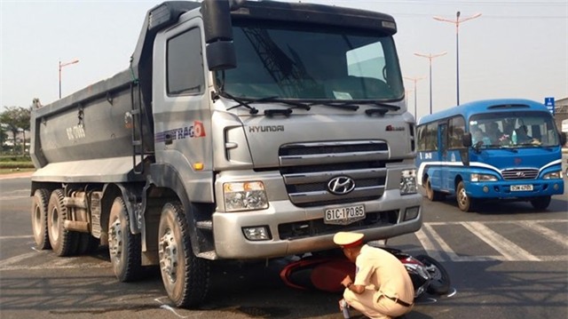 2 co gai song sot ky dieu duoi gam xe ben hinh anh