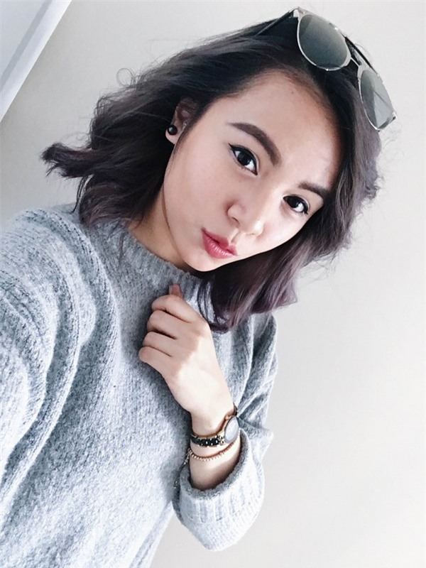 Tuyết Nhung có điều kiện sinh sống, học tập tại các nước: Nga, Áo, Canada.