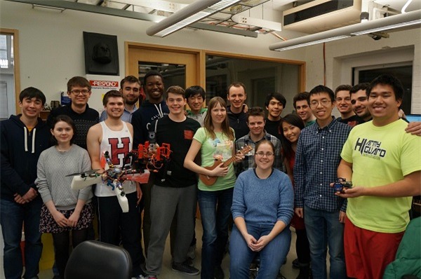 Nhi và các thành viên trong Harvard Robotic Club do cô sáng lập.