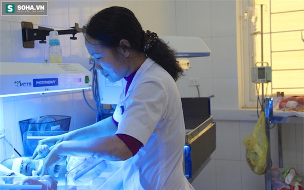 Hà Tĩnh: Bé 6 ngày tuổi tím tái sau 3 giờ được sưởi ấm bằng than - Ảnh 1.