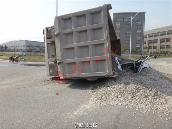 Cặp đôi chết tức tưởi khi container chở 50 tấn sỏi đi bên cạnh bất ngờ lật nhào - Ảnh 2.