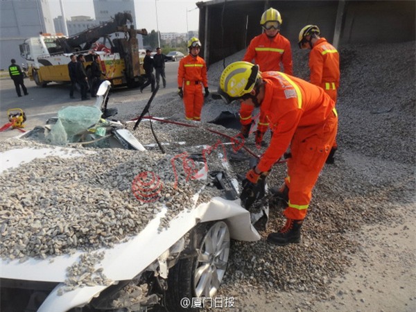 Cặp đôi chết tức tưởi khi container chở 50 tấn sỏi đi bên cạnh bất ngờ lật nhào - Ảnh 9.