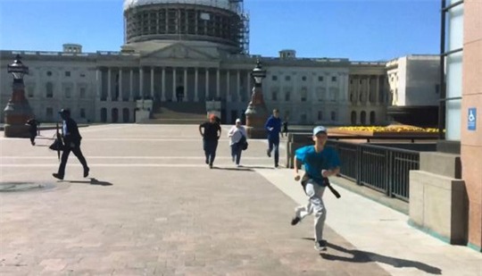 Các du khách tham quan điện Capitol bỏ chạy khi xảy ra vụ nổ súng hôm 28-3. Ảnh: REUTERS