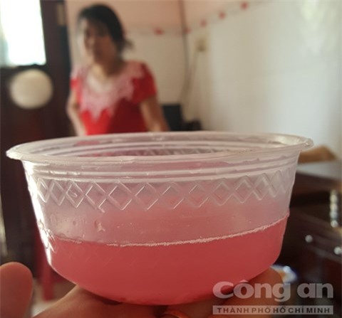 Bỏ vào trong nước sẽ ra màu làm nước đổi màu - Ảnh: Thiên Long