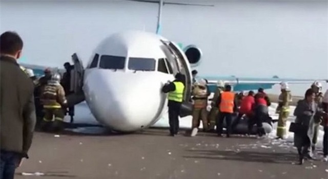 Máy bay tiếp đất bằng bụng tài tình ở Kazakhstan
