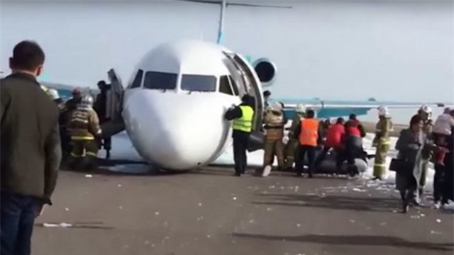 Chiếc Fokker 100 hạ cánh an toàn hôm 27.3.
